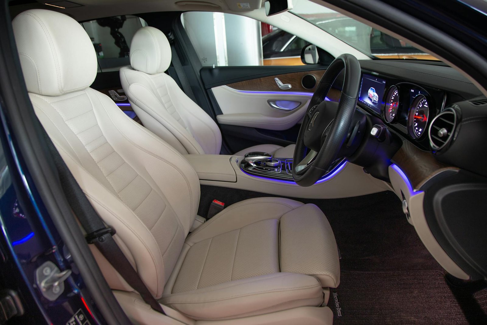 10 Best Vehicles With White Inside – Inspect Luxury Vehicles In 2024